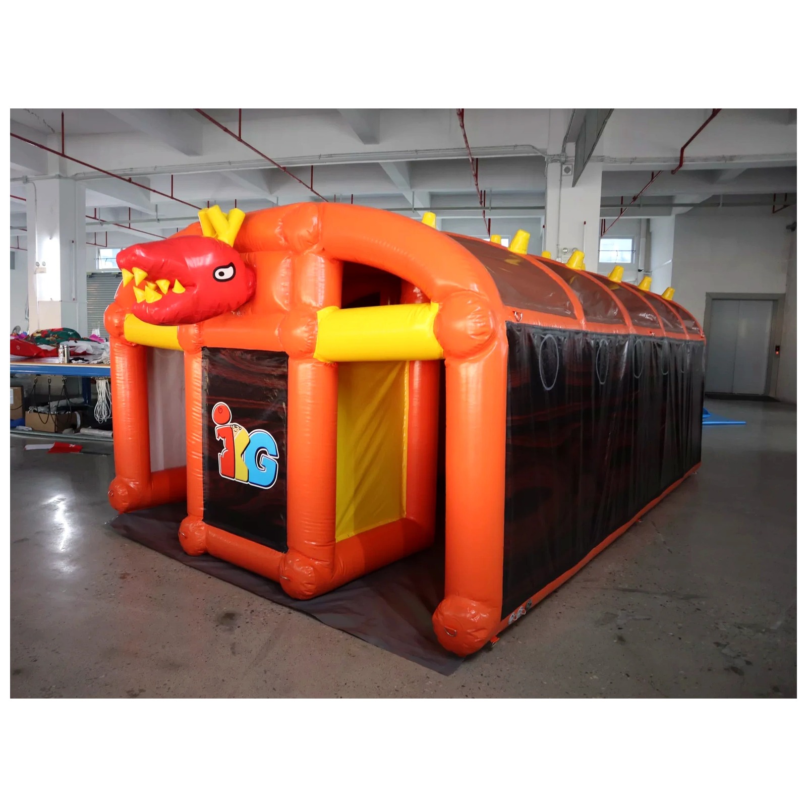 Outdoor Adventure Rentals - เขาวงกตเป่าลมสีส้มขนาดใหญ่ 3x5 เมตร (10x16 ฟุต) พร้อมเครื่องเป่าลมให้เช่า