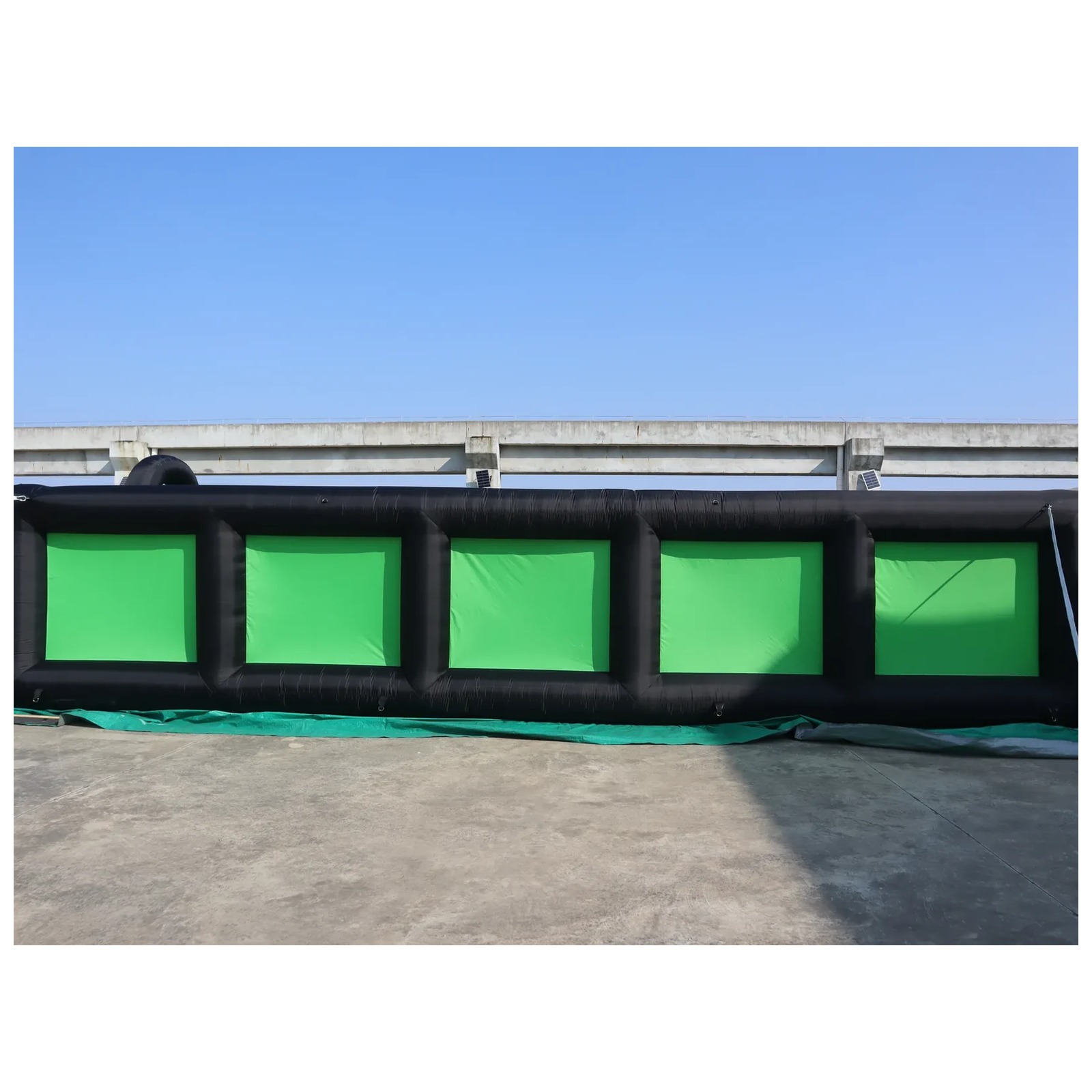 Outdoor Adventure Rentals - เขาวงกตเป่าลมสีดำ-เขียวสำหรับใช้งานกลางแจ้ง ขนาด 10x10 เมตร (33x33 ฟุต)