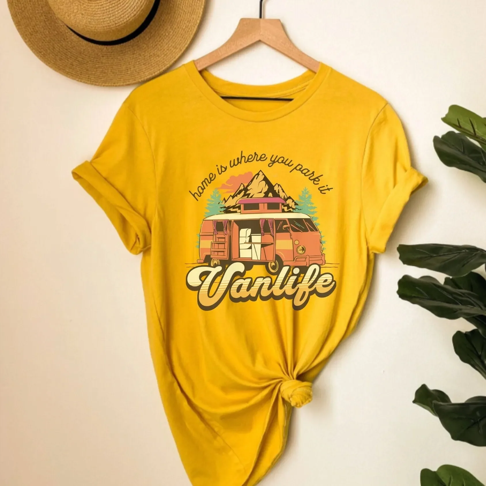Outdoor Adventure Girl - เสื้อยืด Vanlife การผจญภัยแคมป์ปิ้งในรถตู้ สำรวจ ผู้ผจญภัย สาวๆ